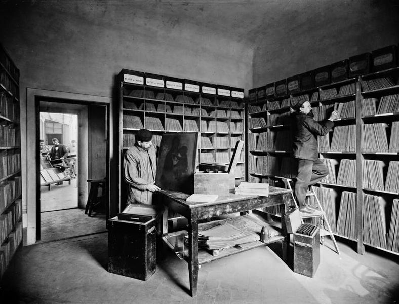 Fratelli Alinari_L'archivio dei negativi dello stabilimento fotografico Fratelli Alinari di via Nazionale_Firenze_1899,_negativo alla gelatina ai sali di argento su lastra di vetro_Archivi Alinari-archivio Alinari_Firenze.APA-S-011953-0011_800px.jpg